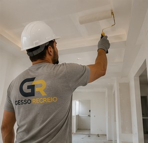 Profissional da Gesso Recreio aplicando acabamento em forro de gesso